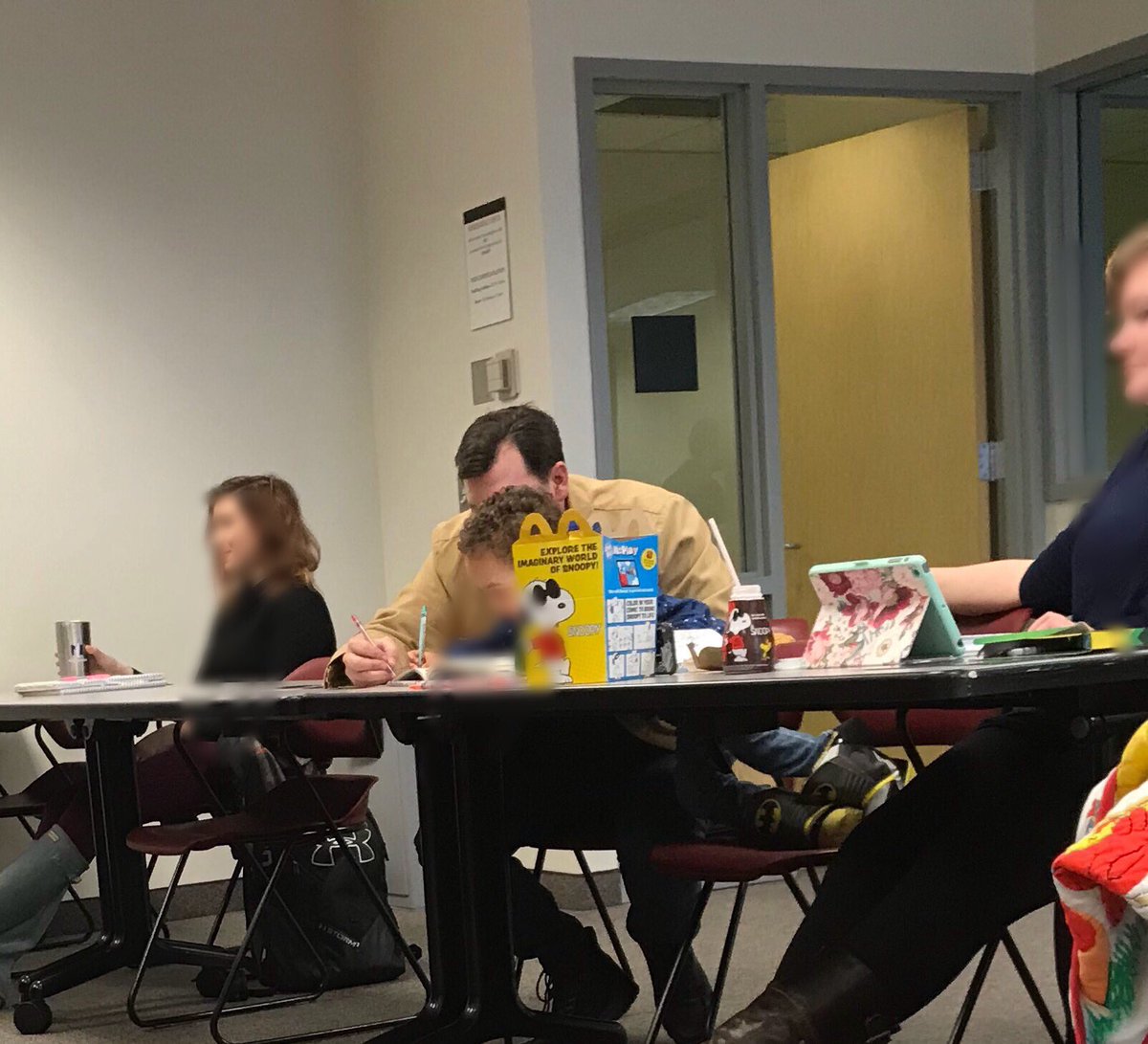 3Vanloon's tweet photo. A classmates kid was having a rough morning so she needed to bring him to class. Our professor is currently coloring with him so she can pay attention to our guest speakers! I attend the BEST university! 💙⚓️ @lakerforalifetime @gvsulakers https://t.co/UfXgM6hQZu