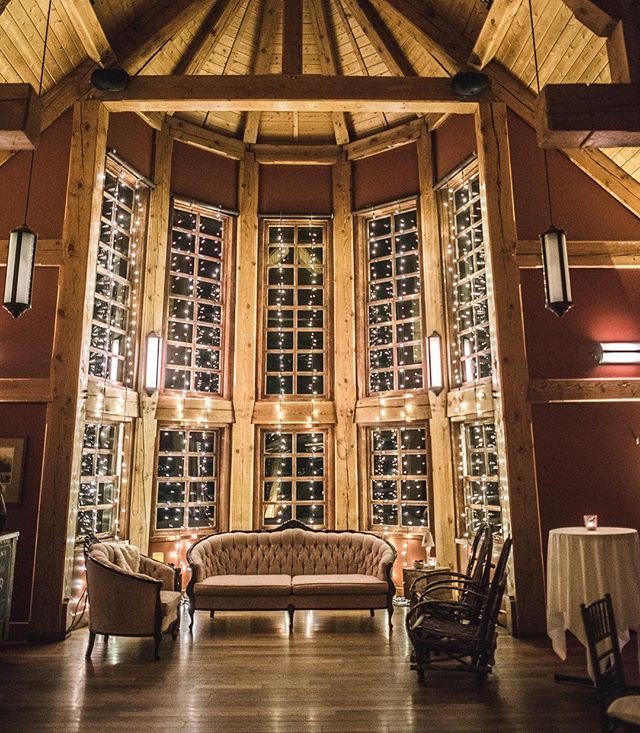 CRMResorts's tweet photo. Vintage furniture in our stunning Cilantro on the Lake wedding venue at @EmeraldLake_BC is always a good idea. Another gorgeous reception set up from @NaturallyChic 📷: Carey Nash. Learn about booking this stunning spot for your big day: https://t.co/cFOKUMMpsx. https://t.co/8lkrhRkXWn