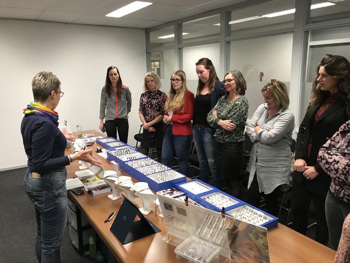 fokkoboelo's tweet photo. Ladiesnight #Sligro Drachten in volle gang. Oa workshop chocolade met Dennis. Gin tonic met Steffen en modeshow met jonge gespierde mannen van 25 in dameskleding. Hilarisch😜 https://t.co/NC2guym5Tz