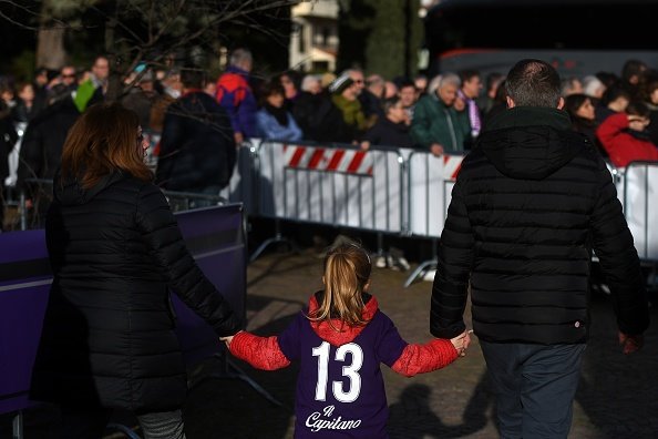 RaiSport's tweet photo. A Coverciano aperta la camera ardente di #Astori, migliaia i tifosi a rendergli omaggio. Domattina i funerali. @acffiorentina e @CagliariCalcio ritirano la maglia n.13 https://t.co/Mdgs9i3MfQ