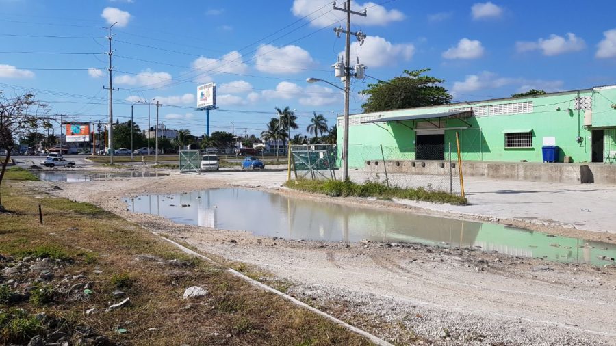 Noticaribe's tweet photo. ¿REPRESALIAS CONTRA ACTIVISTAS?: Tras exhibir el 'Gran Bache' de Cancún, los multan por supuestamente circular en sentido contrario en torno al 'cráter' de la Kinik https://t.co/ryzPZs5yGI https://t.co/LmRjg1Vfag