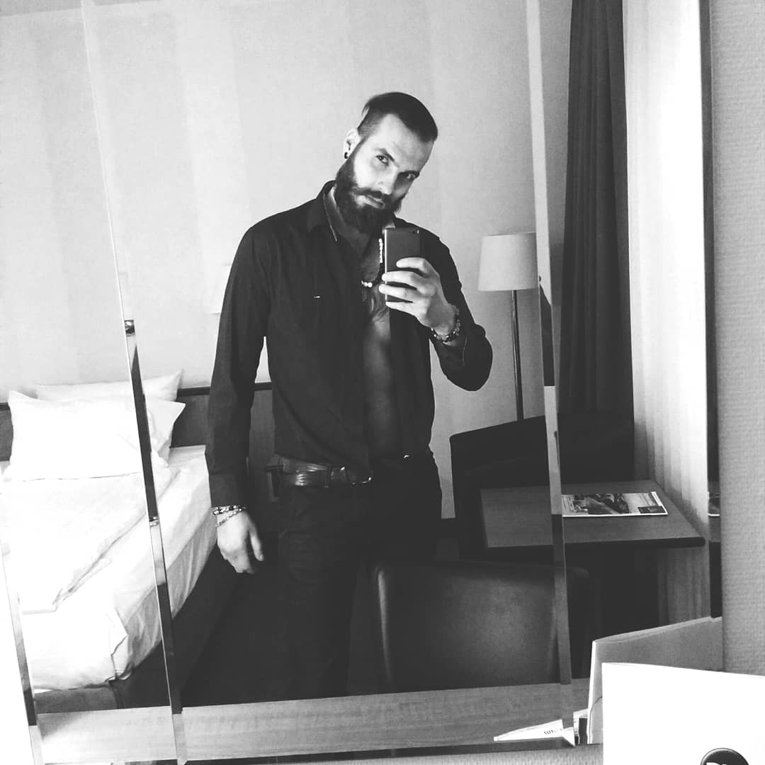 worms_in_brain's tweet photo. After a long day I can relax a bit 😳😌 #wormsinbrain #selfie #lifestyle #barber #followme #instagood #positivity #me #relax https://t.co/wGOolqzYwn