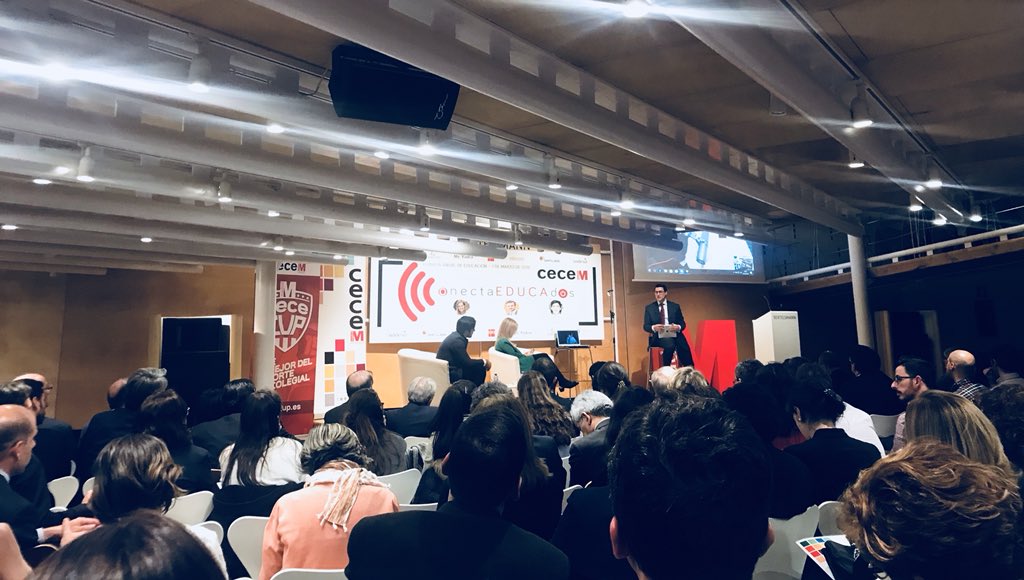 mvegaro's tweet photo. En la Jornada de Educación de @CECEMADRID, @LuzuVlogs @7katiuskas y #Nachter, en una #interconectada charla sobre las #RRSS y la educación. Gran sesión #ConectaEDUCAdos. Uso, gestion, oportunidad de creatividad y promoción de la responsabilidad https://t.co/o61trtJLVG