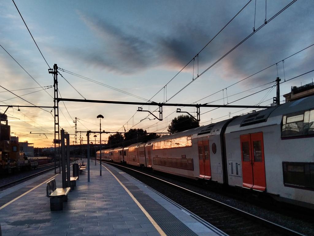 d_guija's tweet photo. Train to the sunset #oneography #shotnhtc #uultra #sitges #train #railroad #railway #igersspain #igersitges @htc @htc_es @htcelevate @rodalies https://t.co/O08iKBUKKO