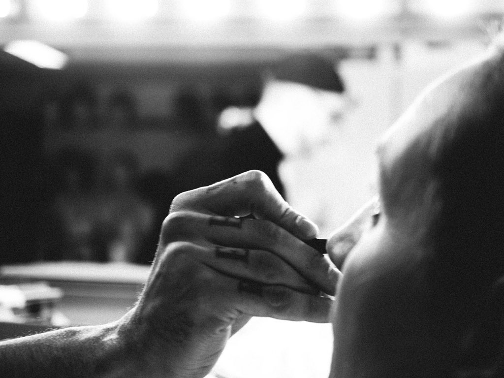 Neulich in der Maske: Die beiden Darstellerinnen Ulrike Johanna Jöris und Wibke Wittig zusammen mit unserem Theaterfotograf Ariel Oscar Greíth.

Fotos: Marc Barkowski