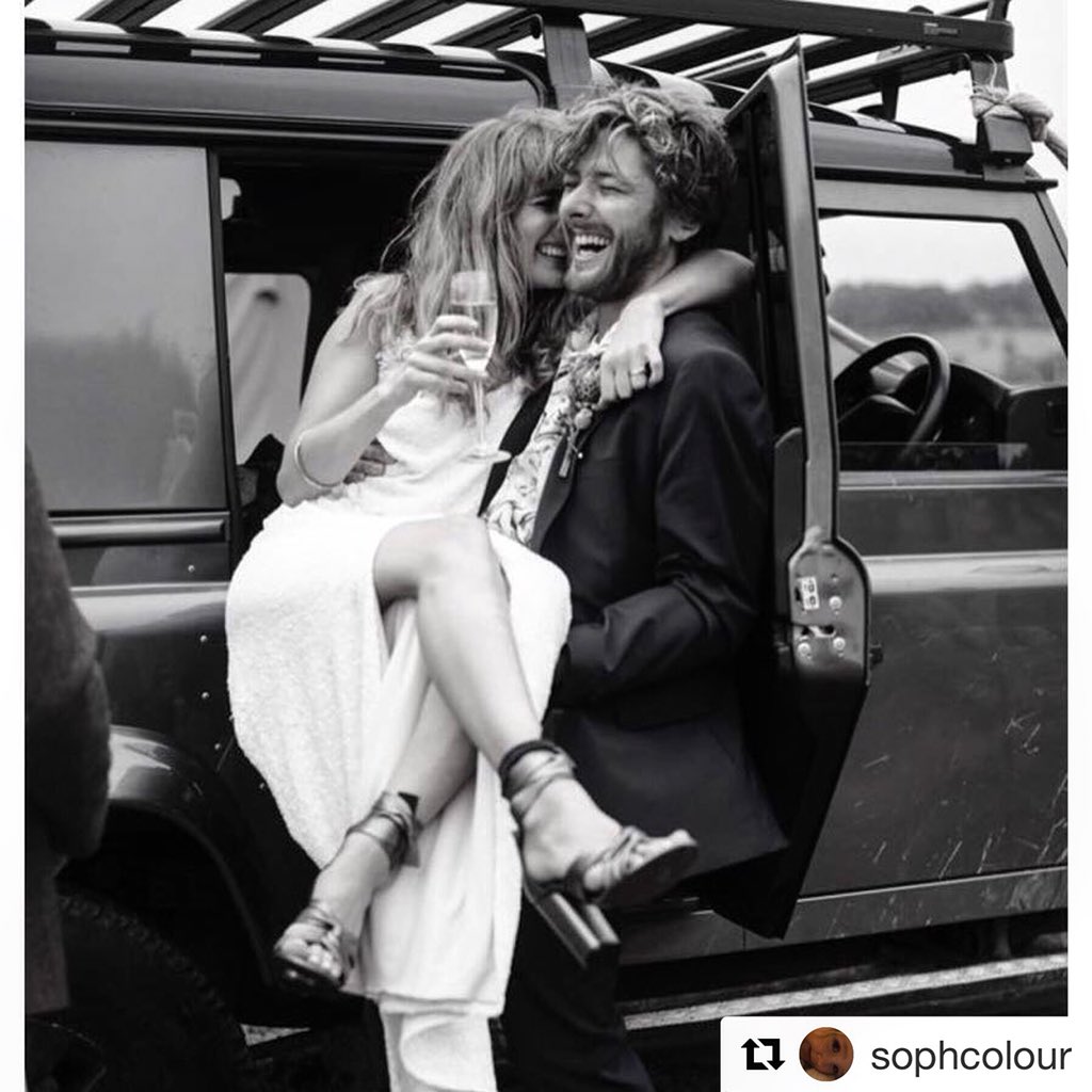 YorkshireVH's tweet photo. Happiness in a photo .. newly weds and a Defender 😍 

#LandRoverWedding #DefenderWedding #LandRoverDefender #Newlyweds #JustMarried #LandRover #Defender #Happy #WeddingInspo #WeddingCar #YorkshireWedding #WeddingPlaning #YorkshireBride https://t.co/BOakHQ4SNr