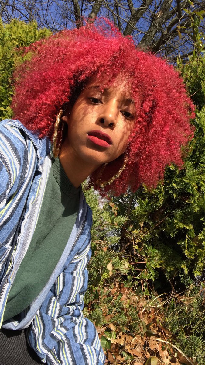 __JustTAY's tweet photo. Only cause my hair looks cool lol 🌺 https://t.co/RNkvO3a2cg