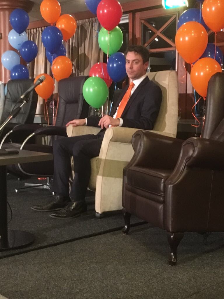 SGPNunspeet's tweet photo. Volle zaal bij politiek debat @BKNunspeet, @chris_stoffer is geïntroduceerd en zit klaar voor het debat op het podium. Op naar 21 maart! #duurzametoekomst https://t.co/uz07N3AFPv