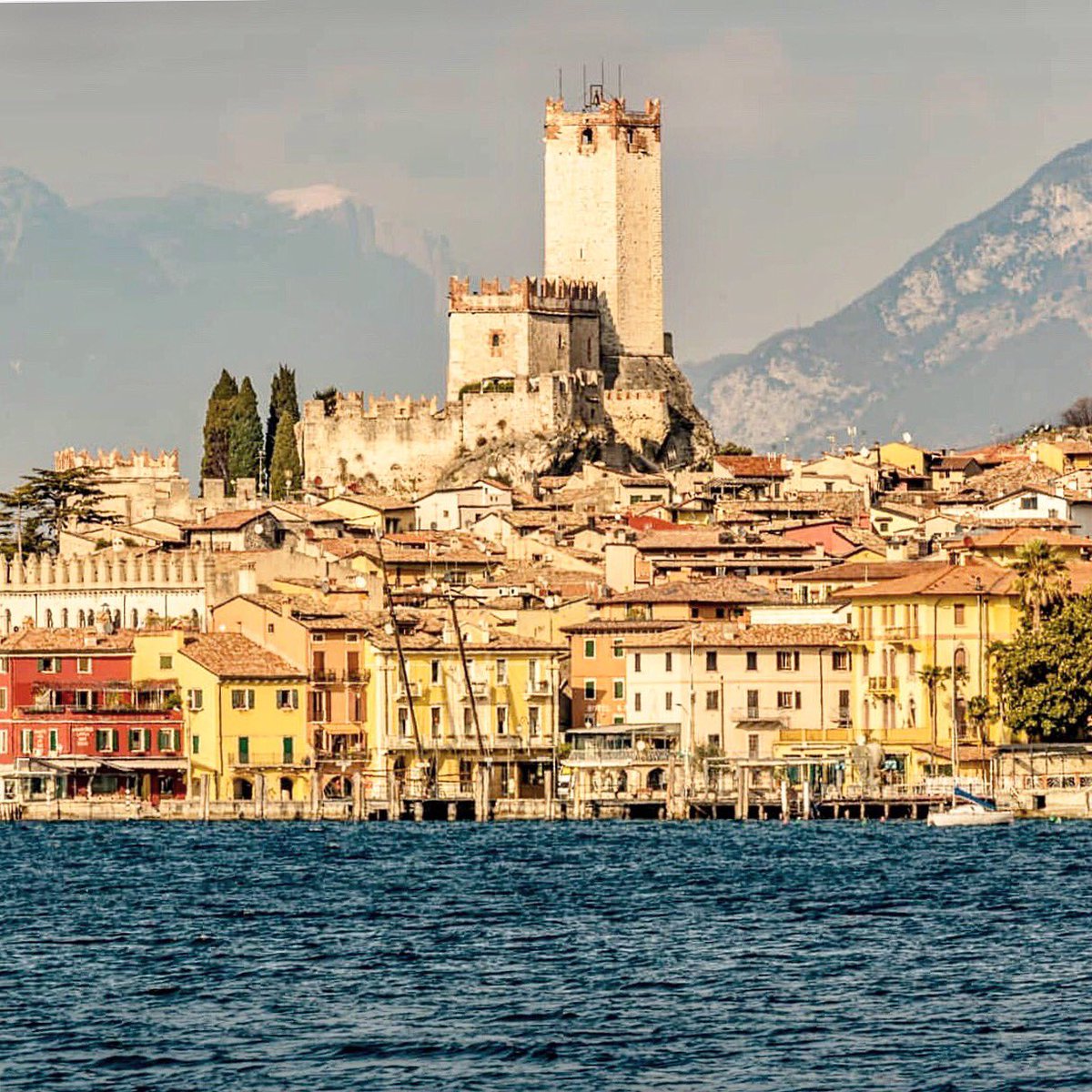 📍Suggestiva fotografia del #CastelloScaligero di #Malcesine (VR), sulle sponde del #LagoDiGarda. 
Il castello nel corso dei secoli è passato tra le mani di: Longobardi, Austriaci, Franchi, Veneziani e Scaligeri, solo per citarne alcuni. 

📷 foto Instagram: emmanuel_oluadejumo