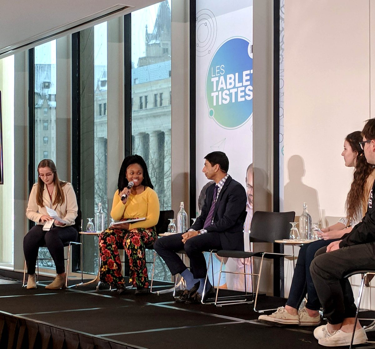 Lindsey Alcy, élève conseillère de l'École secondaire catholique Pierre-Savard et membre du <a href="/ReseauCECCE/">Réseau des élèves</a>, a participé à #LesTablettistes, un laboratoire dynamique de discussion sur les défis de l’éducation et des nouvelles technologies. Merci @TFOCanada pour l'invitation! 🤓