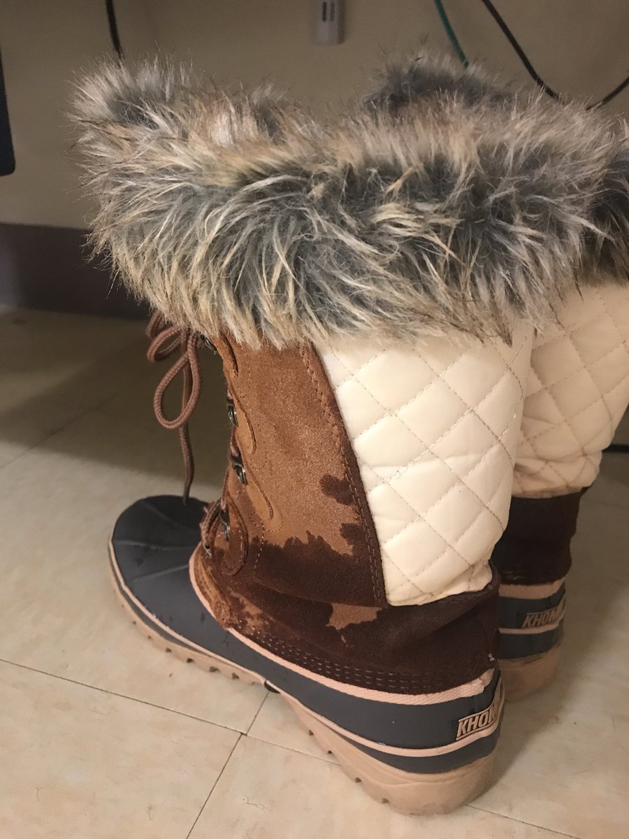 Kellyamberxo's tweet photo. @KhombuFootwear I’m very upset with these Snow/Rain boots ? They are suppose to keep my feet dry and they are soaking wet ! Aren’t they suppose to be water 💦 proof ? https://t.co/Sg7tjERD7m