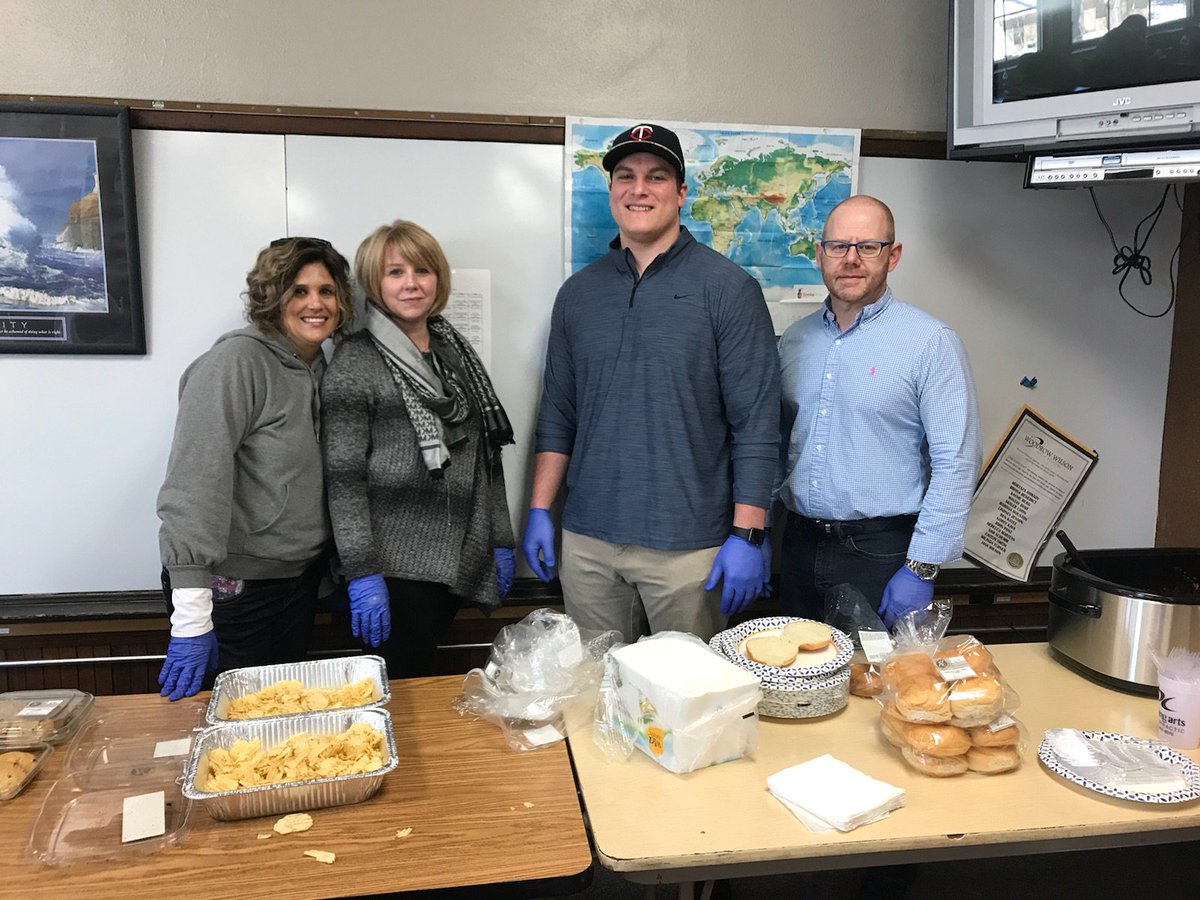 RedRiverYFC's tweet photo. We are thankful for volunteers like the team from the Second Chance Foundation for providing and serving today's lunch at Wilson High School. https://t.co/hjEUpUSTfl #RRYFC #MoreThanPeaches #SecondChanceFoundation #volunteer #BehindThePeaches https://t.co/cpb8EoIHJX