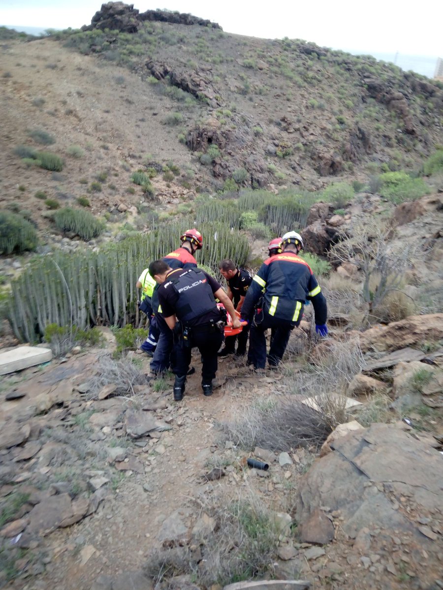 policia's tweet photo. ¡¡Bravo por ellos!! Siempre vocación de servicio. Rescatado un ciudadano alemán que cayó a un barranco en la zona de Playa del Inglés. #GranCanaria https://t.co/Zh88R9OeTL
