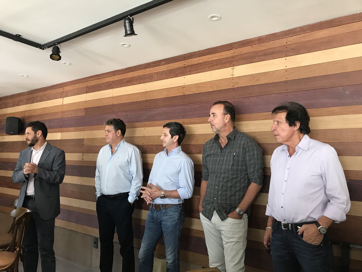 Joao_Unes's tweet photo. Roberto Carlos vai investir em Goiânia.
Empresários Adriano Carrijo, José Marcos Pimentel, Jaime Sirena, Guilherme Pinheiro Lima e Ubirajara Guimarães anunciaram hoje a construção do Horizonte, edifício residencial de alto padrão no Parque Flamboyant. #emoções #GPL #gmp #partini https://t.co/wMo6rT6UwX