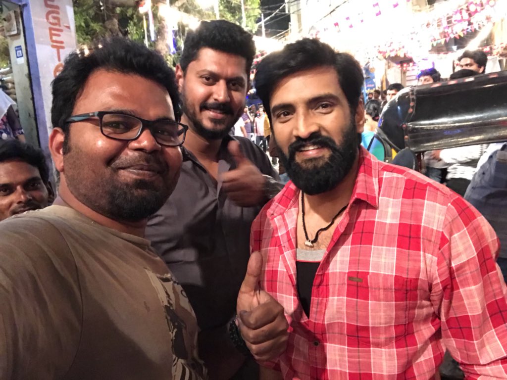 JohnnyDsouzaS's tweet photo. @iamsanthanam Blown away by ur hard work and dedication anna. Sema mass song and dance moves on the floor. #MidnightShoot #DhillukkuDhuddu2 #CinemaCinemaThaan 😊👍🏼 https://t.co/XAO9QZZxxS