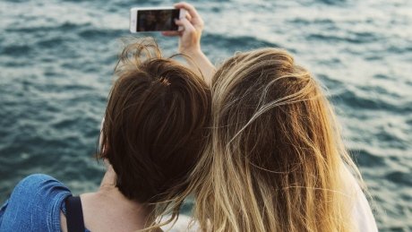 CBCHealth's tweet photo. Selfies distort face's appearance, plastic surgeons warn https://t.co/SWBC1usNyT https://t.co/f7OYusoF9Y