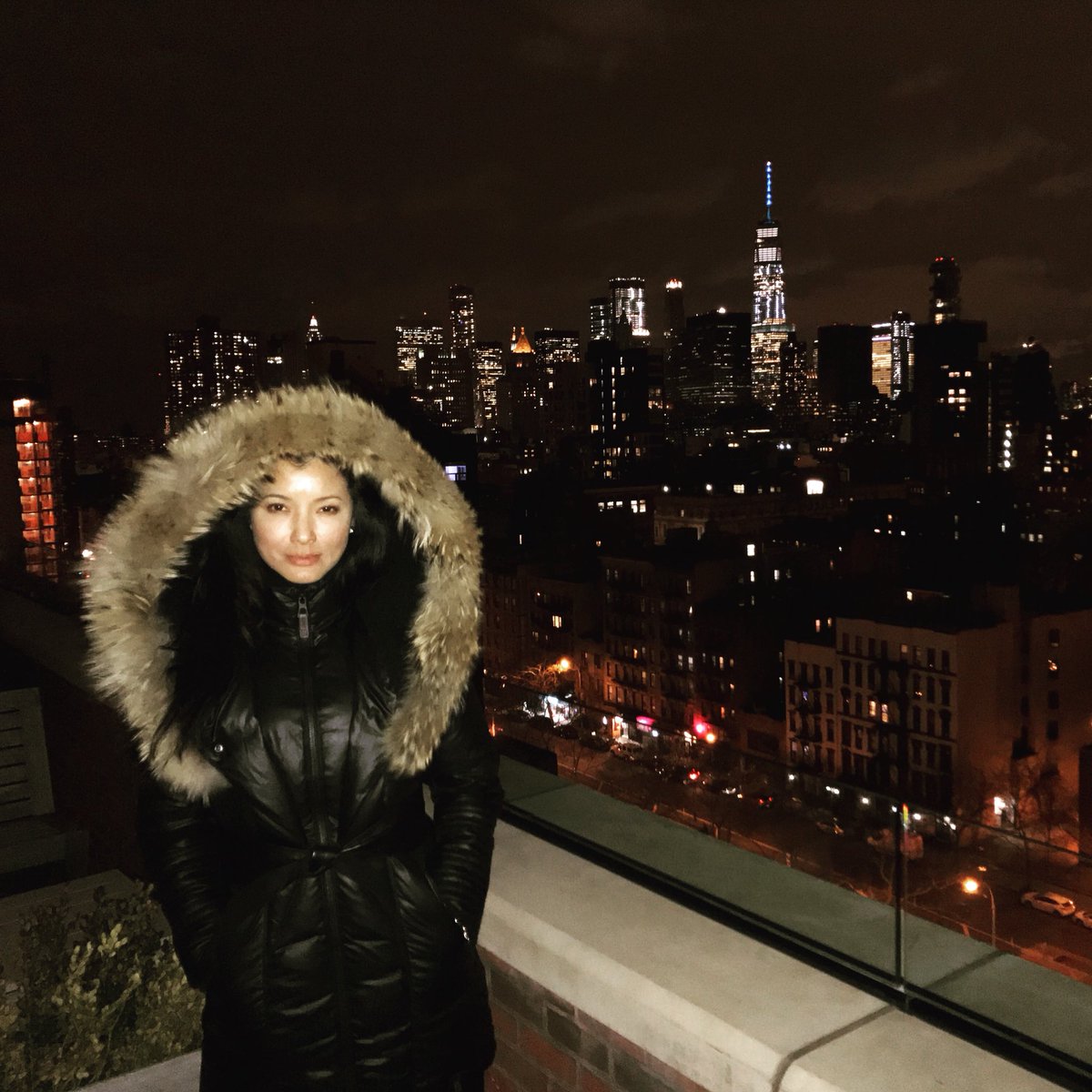 KellyHu's tweet photo. Took this photo last night on the roof of my hotel before the snow started falling. And I thought it was already cold then. Today is crazy. Brrrrrrr. #Noreaster #NYC #HawaiianInTheCold #HowDoPeopleLiveLikeThis https://t.co/sCxbCkVDyJ
