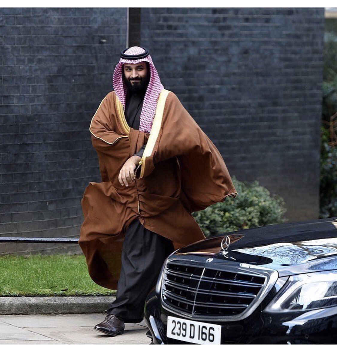 saddahalotaibi's tweet photo. أي والله اًن البشت قدّك ويزهاك
يستقبلك باشه وبيه وخواجه
.
اللي يابن سلمان مثلك وشرواك
في كل دوله له مراسم مواجه
.
قايد سياسي حنكتك من مزاياك
لك مقصدك مابين حاجه وحاجه
.
هاذيك تظهرها على طول يمناك
وهاذيك تدخِلها بعنق الزجاجه
.
حر  ٍ نسور الجوّ هابت محيّاك
لو تلتفت للنسر يصبح دجاجه https://t.co/bCLPz7yyX5