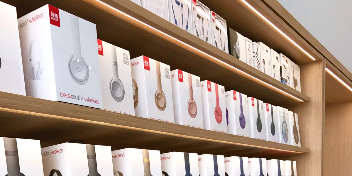 property2let's tweet photo. What do you think Apple will call its over-ear headphones? [Poll]  https://t.co/y5d6FGored https://t.co/Y0sza2dC94