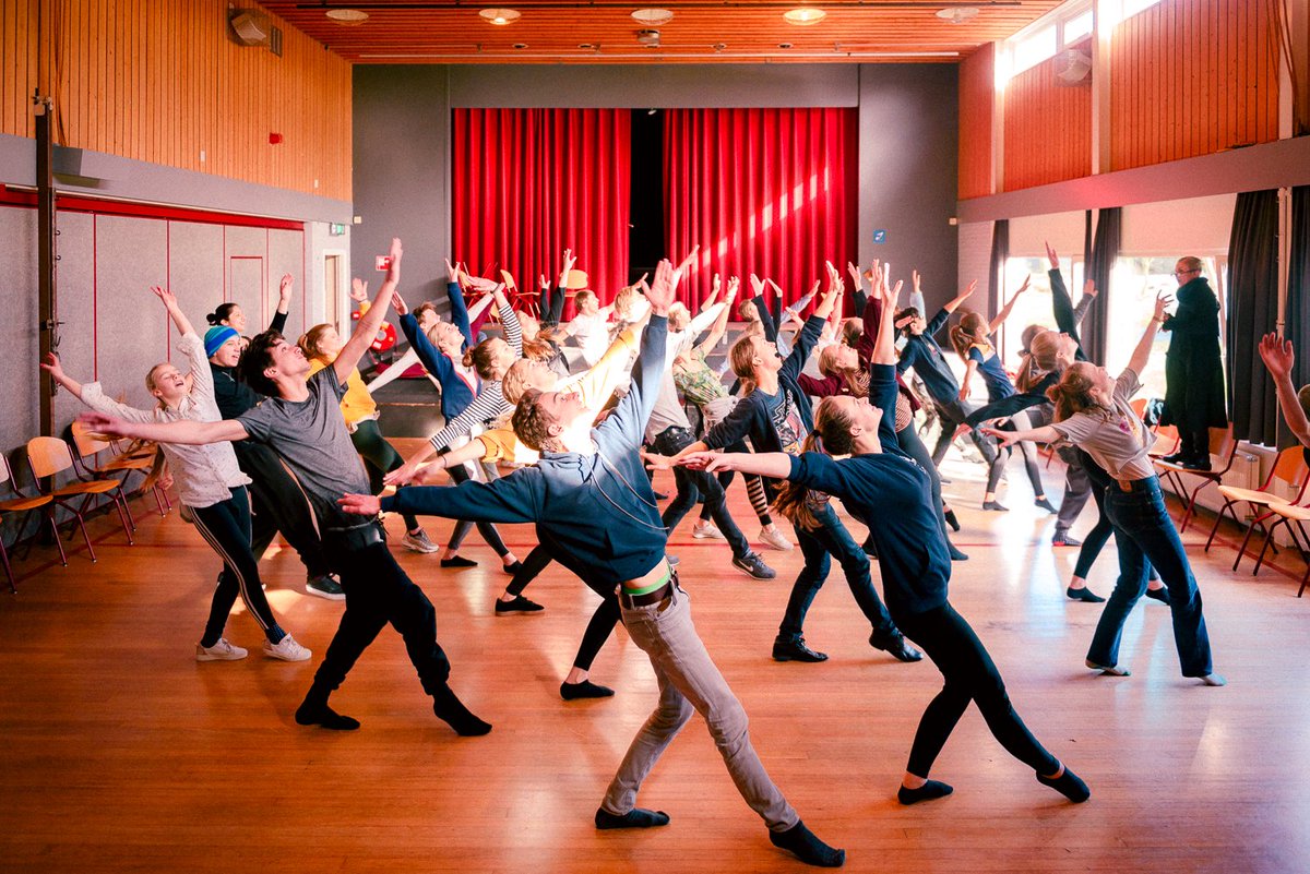 Meeuw_JTS's tweet photo. Yess!! za 17 mrt is uitverkocht!💃🕺 en ook de schoolvoorstelling op vrijdagmiddag zit vol. Dit betekent dat we nu al bijna 1000 bezoekers mogen verwelkomen bij #dedansavond. Gezellig dat jullie erbij zijn! 😉 
Wil je ook? kaarten voor zo 18 mrt: https://t.co/W8ChYVpQXt https://t.co/ZbzHZ8fMzu