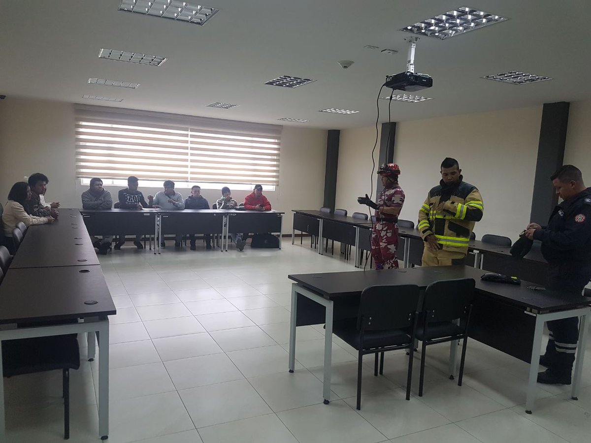 #VinculaciónECU911
Instructor de <a href="/BomberosAmbato/">Bomberos Ambato</a>  expone a los participantes #SeguridadAsoFútbolTungurahua sobre el uso y manejo de extintores en el taller #PrimerRespondiente