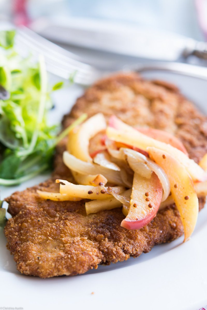 Pork and apples are always a delicious combination. Try this Pork Schnitzel with Warm Savoury Apples.- strawberriesforsupper.com/pork-schnitzel… 
#Ad #Onappleaday @ontarioapples