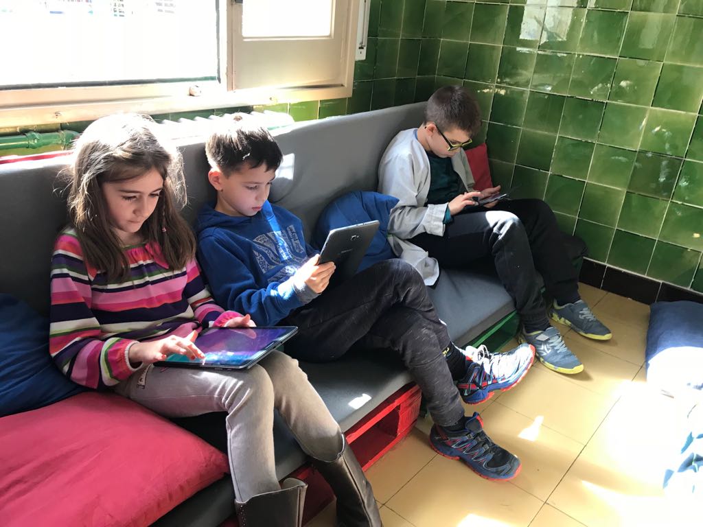 FEDAC_Angles's tweet photo. Hem estrenat l'aula de #robòtica! Que bé que s'hi està iquantes coses que podem fer! 👧👦👌⌨️🖱️📱💻🐝 @FEDAC_Angles @twtFEDAC @LEGO_ROBOTIX #beebops #avuixdemà #passióxeducar #tàctil #tablets https://t.co/u9zdpgYyfQ