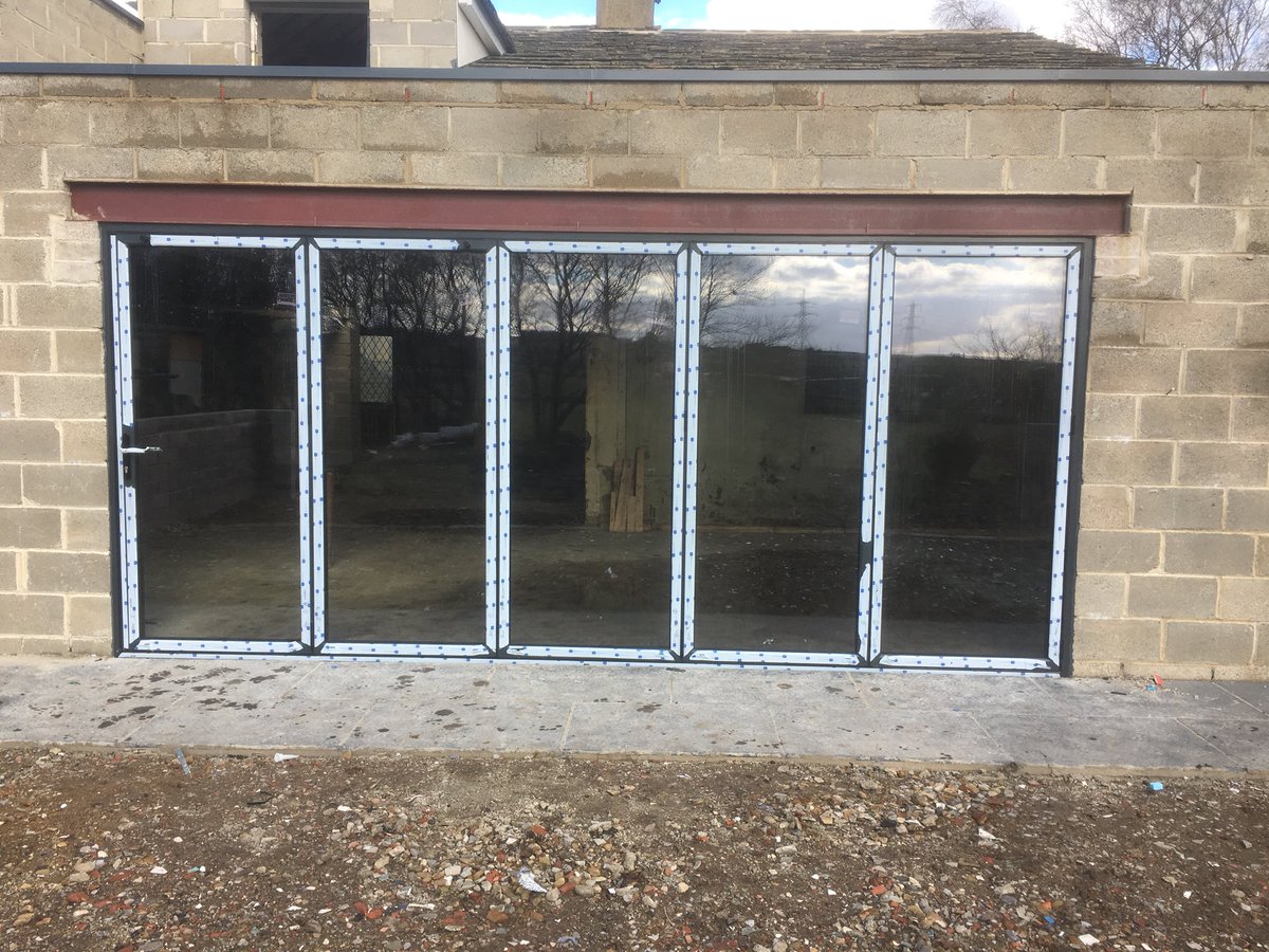 GmrAluminium's tweet photo. 5 pane @Senior_Systems #Ali-Fold door fitted today along with some aluminium pressings around the flat roof!! https://t.co/62VVnMS6o9