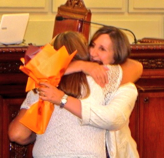 PatriciaChialvo's tweet photo. Merecidisimo reconocimiento de #DiputadosSantaFe a Mirta Flores, madre, abuela y gran trabajadora.
Fundadora de la Asociación Dignidad y Vida Sana, que con su laburo de recolección y reciclado le brinda un gran servicio a todos los santafesinos. #EnormeOrgullo https://t.co/ccqfQQz2EC