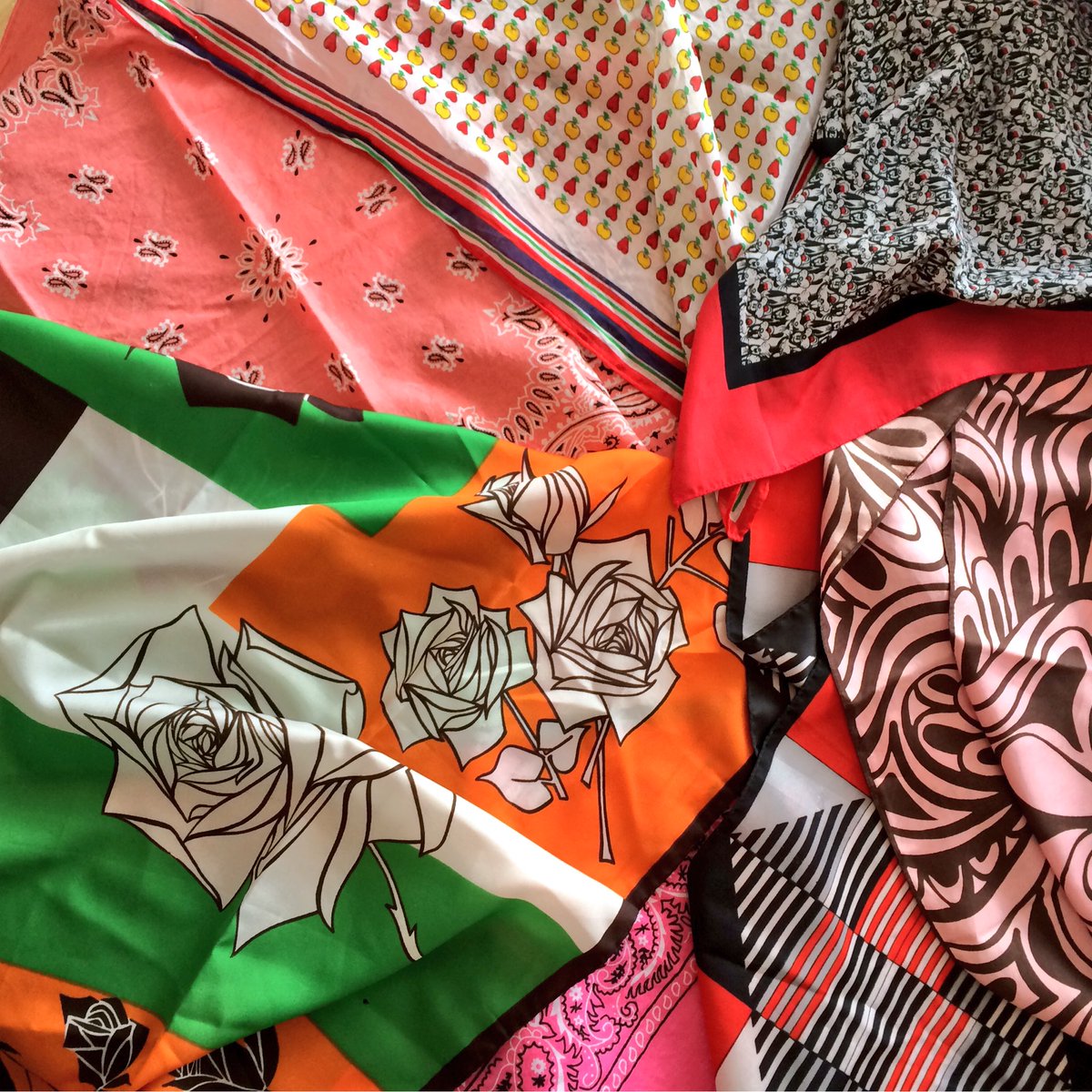 ReynoldRetro's tweet image. ‘Evening all...
Here’s some vintage scarfs and bandanas we found in in central Milan.
#VintageShowAndSell
#MilanCollection