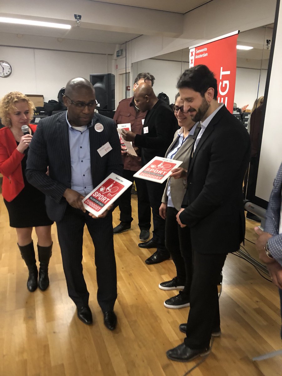 Vandaag lanceren we het Sport Talenten Fonds #Zuidoost. Talenten die #topsport niveau willen halen kunnen bij dit fonds aankloppen. Een aantal organisaties hebben zich reeds als partner aangesloten en ontvangen op de foto de speciaal ontworpen partner plaquette.