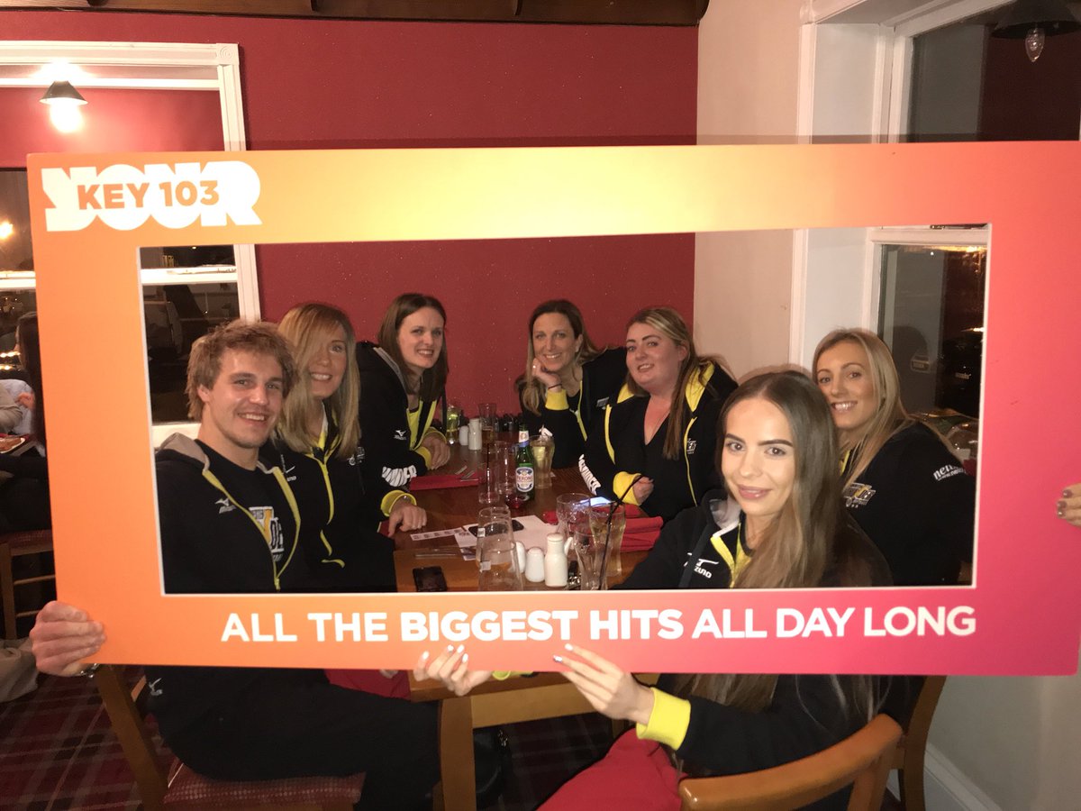 cashforkidsMCR's tweet photo. Look who have come to @HASLAMMATT’s #key1000faces pub quiz at @HalfwayRoyton!! It’s the Manchester @thundernetball team!!! 🏐🏐🏐 https://t.co/gYkcubLzQo