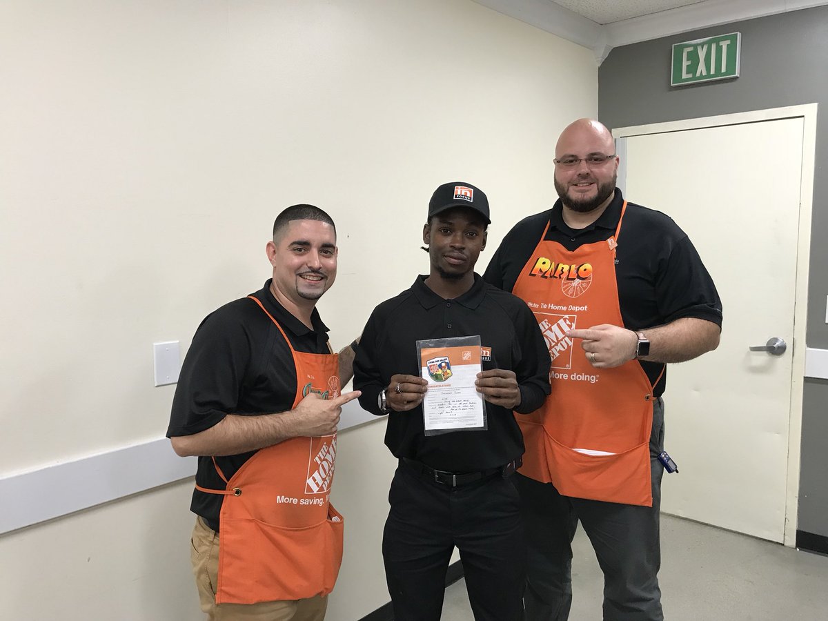 pablo8750's tweet photo. Recognizing Johnathan for an amazing Job during the In-Focus meeting. Great Job Sir! E. Hialeah 6378 #opswednesday. #Safety π§β οΈ#@JacobRobertsTHD @MejutoAllen @HD_Juan_Naranjo https://t.co/7wS0B6zTMV