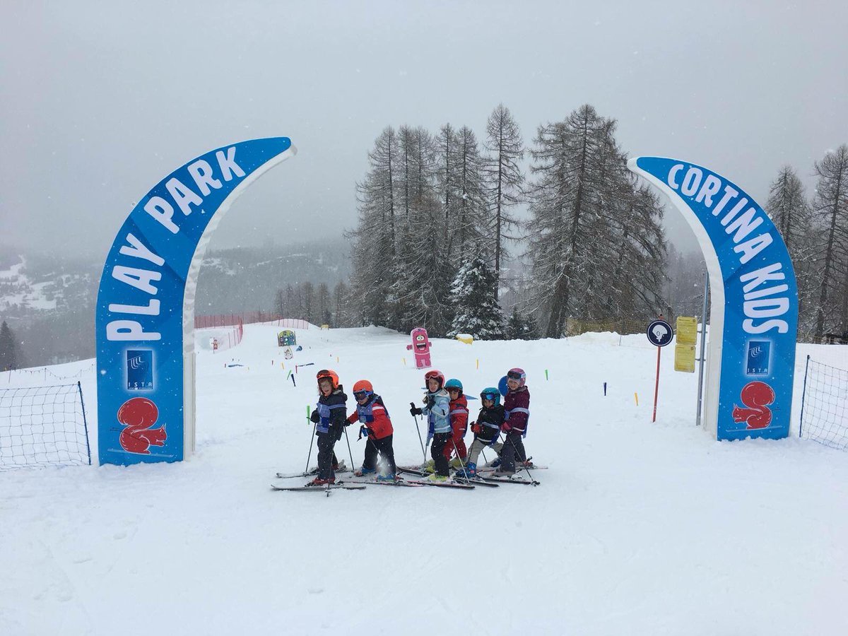 scuolscicortina's tweet photo. #Week4Kids
Un'altra #giornata di puro #divertimento per il gruppo della maestra Giulia!
08/03 h.10:30 TROFEO #CMP a #Socrepes
Premiazione 09/03 h.16.00 #Rifugio #LaStampa #CiasaderaRegoles
#scuolascicortina #mycortina #cortinadampezzo #dolomiti #skiing
https://t.co/iD2MQ3bNUJ https://t.co/iuSbz96g3L