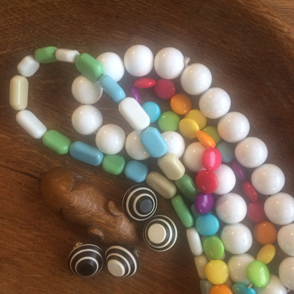 ReynoldRetro's tweet image. Bead necklaces and Bakelite earrings also from central Milan.
#VintageShowAndSell
#MilanCollection