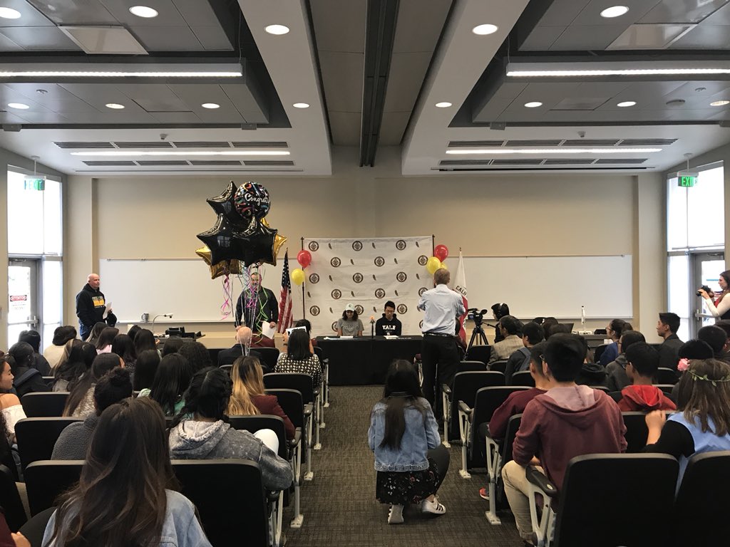 sarah_wang8's tweet photo. A huge congrats to @ArcadiaUnified AHS’ seniors Lauren Buehner and Darius Jing for signing to Columbia and Yale today! These two phenomenal athletes have been incredibly inspiring role models at AHS and I’m so excited to see how far they’ll go! 🤩🙌🏻 https://t.co/padKBJoFLx