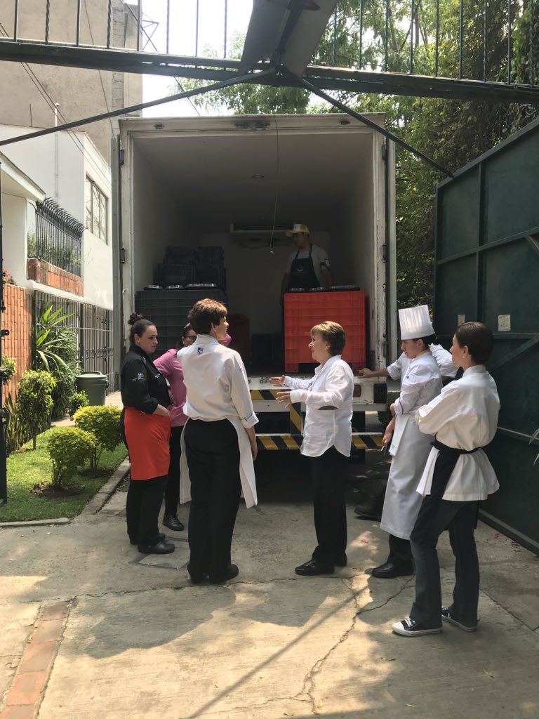 lulachef's tweet photo. Todos los días es un buen día para ayudar a los demás. La iniciativa de #TabléeadesChefs del @Esdai destinará estas comidas al banco de alimentos y serán entregadas a personas de escasos recursos. #hagamospaís https://t.co/pJFRn5FjoB