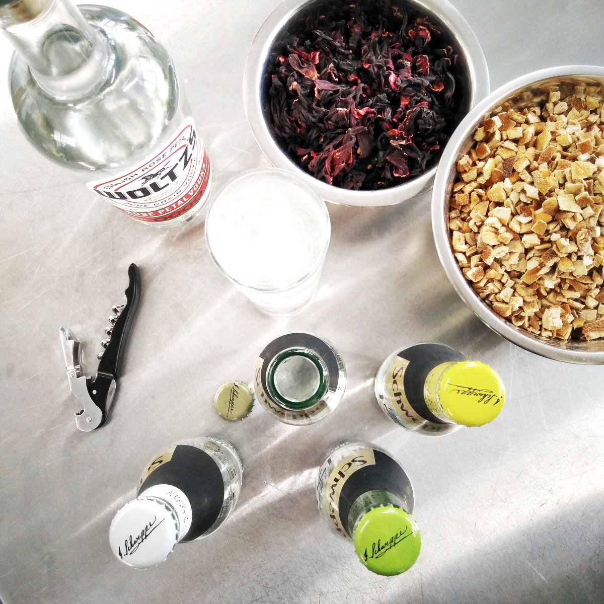 Experimenting with <a href="/SchweppesGB/">Schweppes</a> 1783 range <a href="/DrinkFactoryLTD/">Drink Factory Ltd</a> #bubbles #1783 #mixer