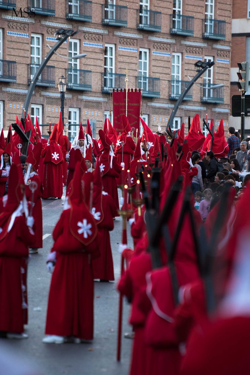 Miércoles Santo en el barrio del Carmen. Murcia se inunda de coloraos.

#CuaresmaMurcia #HoraCofrade