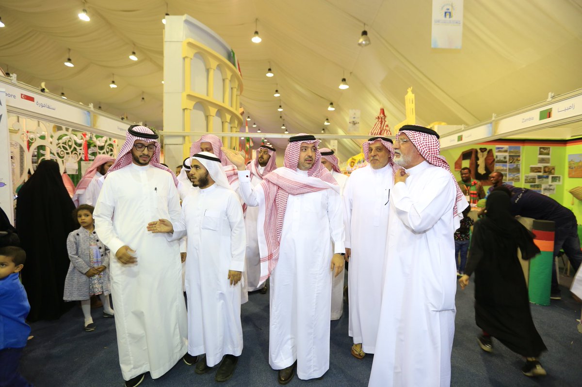معالي مدير #الجامعة_الإسلامية والأستاذ هيثم مسلم عثمان رئيس جمعية الأطفال المعاقين بـ #المدينة_المنورة والأستاذ عبدالله آل الشيخ من هيئة السياحة يطلعون على تنوع الجنسيات والأقاليم في #مهرجان_الثقافات7