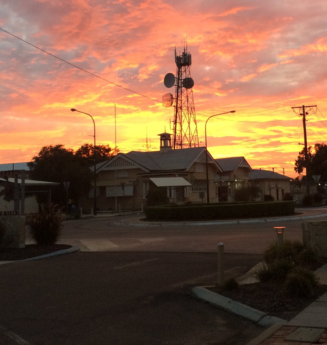 The sun coming up in Longreach @abcwestqld <a href="/abcnews/">ABC News</a>