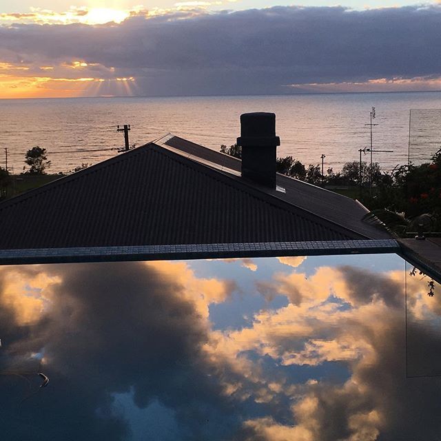 Reflecting on the morning... #northernillawarra #reflections #morning #sunrise #clouds bit.ly/2oWPcp2