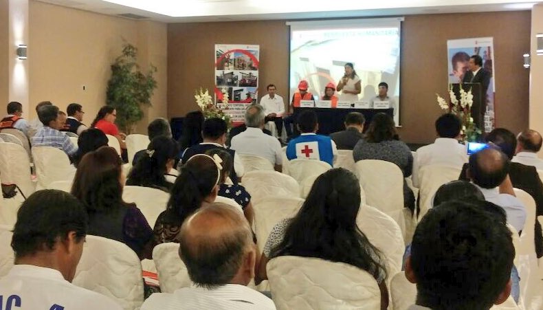 SaveChildrenPE's tweet photo. Beneficiarios/as, voluntarios/as, representante de comité de transparencia y autoridades presentan logros y resultado del proyecto junto a #SavetheChildren, y gracias a @USAIDPeru #UnaSolaFuerza por la niñez💪
Más de 700 familias damnificadas cuentan casas propias👍
 @indeciperu https://t.co/T8iSKyUJ8x