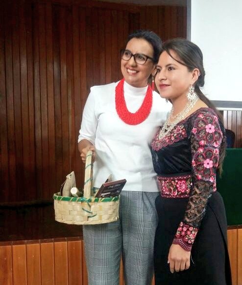 SERCOPec's tweet photo. .@silvanavallejo recibe presente de parte del @CIFIUNL2018 y estudiantes de la @nacionaldeloja https://t.co/FsRwruh1bu