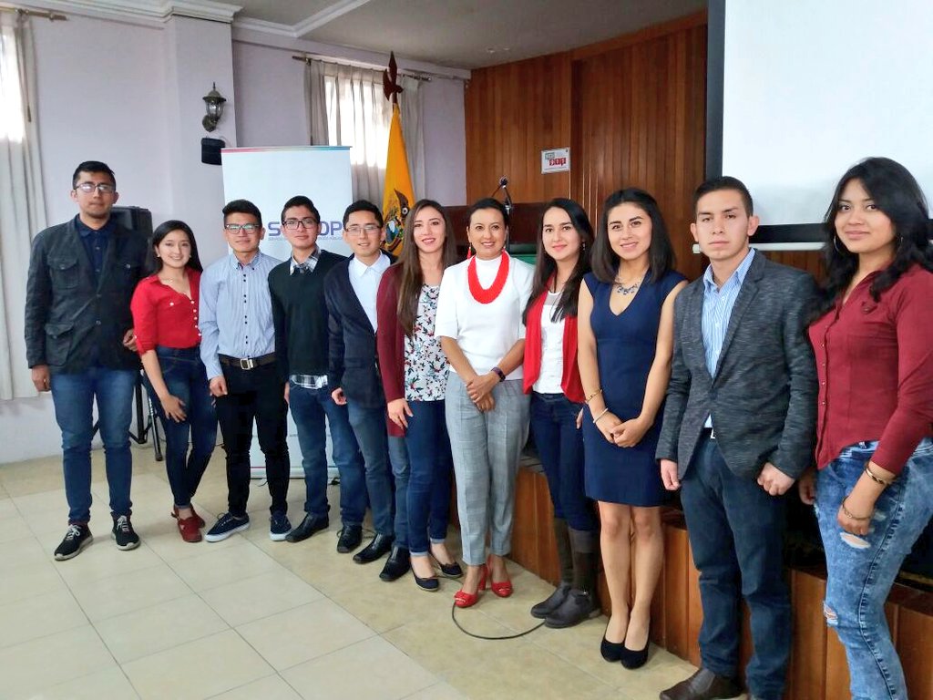 SERCOPec's tweet photo. .@silvanavallejo recibe presente de parte del @CIFIUNL2018 y estudiantes de la @nacionaldeloja https://t.co/FsRwruh1bu