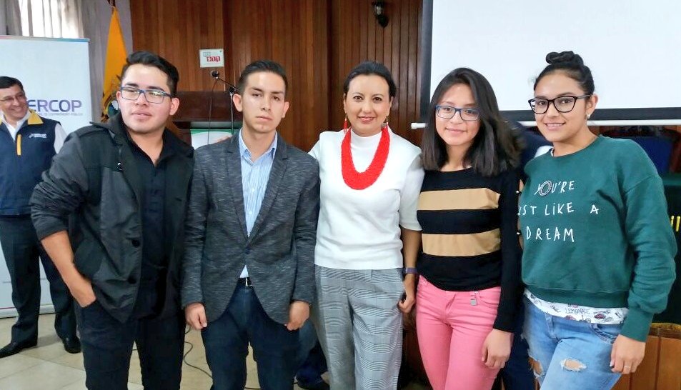 SERCOPec's tweet photo. .@silvanavallejo recibe presente de parte del @CIFIUNL2018 y estudiantes de la @nacionaldeloja https://t.co/FsRwruh1bu