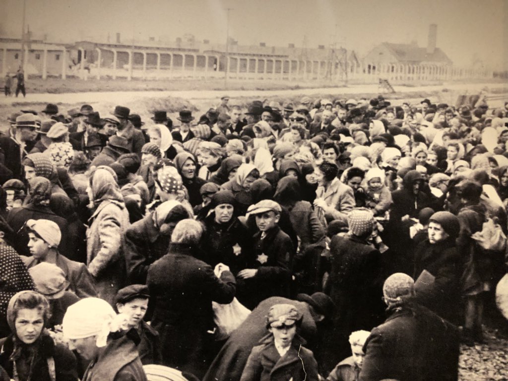 divinas_divas's tweet photo. Aquí os dejamos algunas de las fotos que más nos llamaron la atención en la exposición de Auschwitz de Madrid.
#Auschwitz https://t.co/KvAgdsQerR