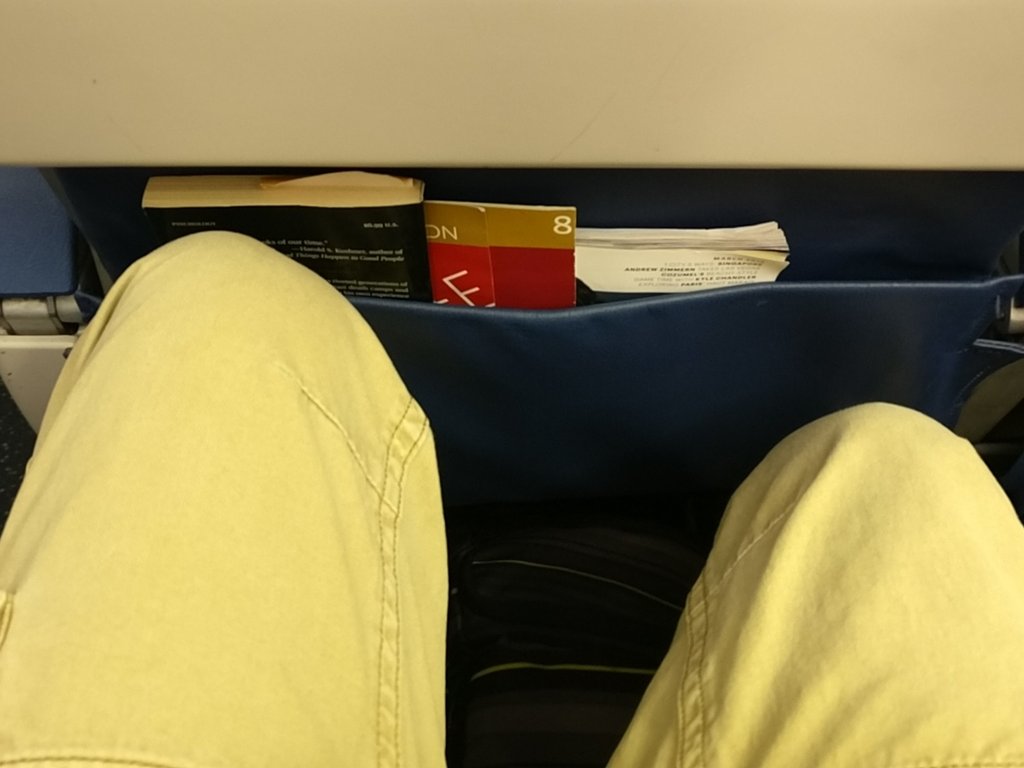 elsi_1915's tweet photo. I'm not even tall but my knees are crammed on a 9-hr flight. I had more room on my 30-min flight. RIDICULOUS!! @Delta https://t.co/VhXNyi4KfT