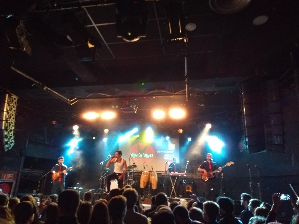 Idapena's tweet photo. Recordant vells temps al concert de @ruc_n_roll amb la gent de @llenguacat. https://t.co/l0WaFy4k0h