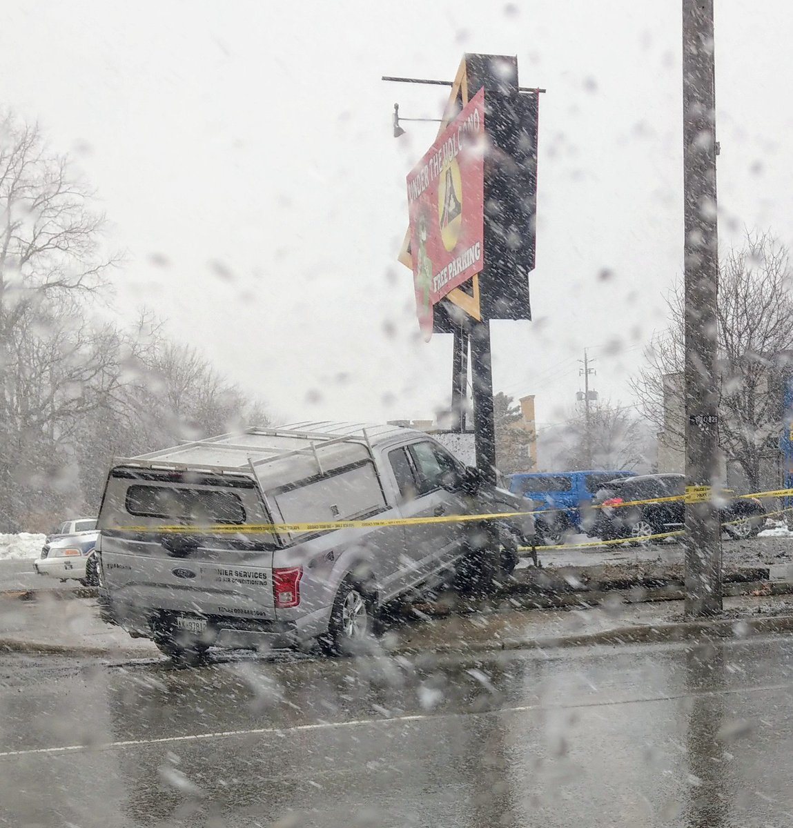 MikePest's tweet photo. Careful out there! Second accident I've seen this afternoon. #DriveSafe #SnowSux https://t.co/FOlF5rneEa